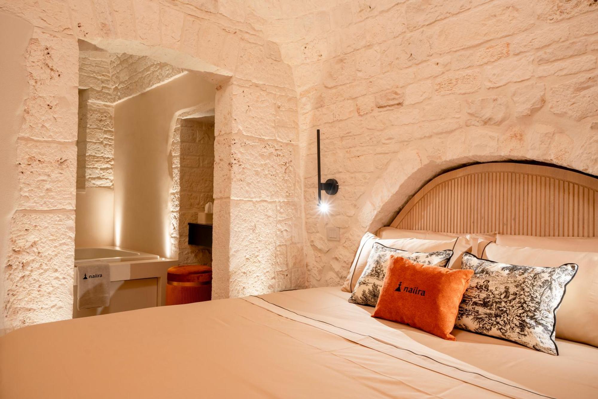 알베르벨로 Naiira Luxury Trullo - Jacuzzi And Patio 아파트 외부 사진