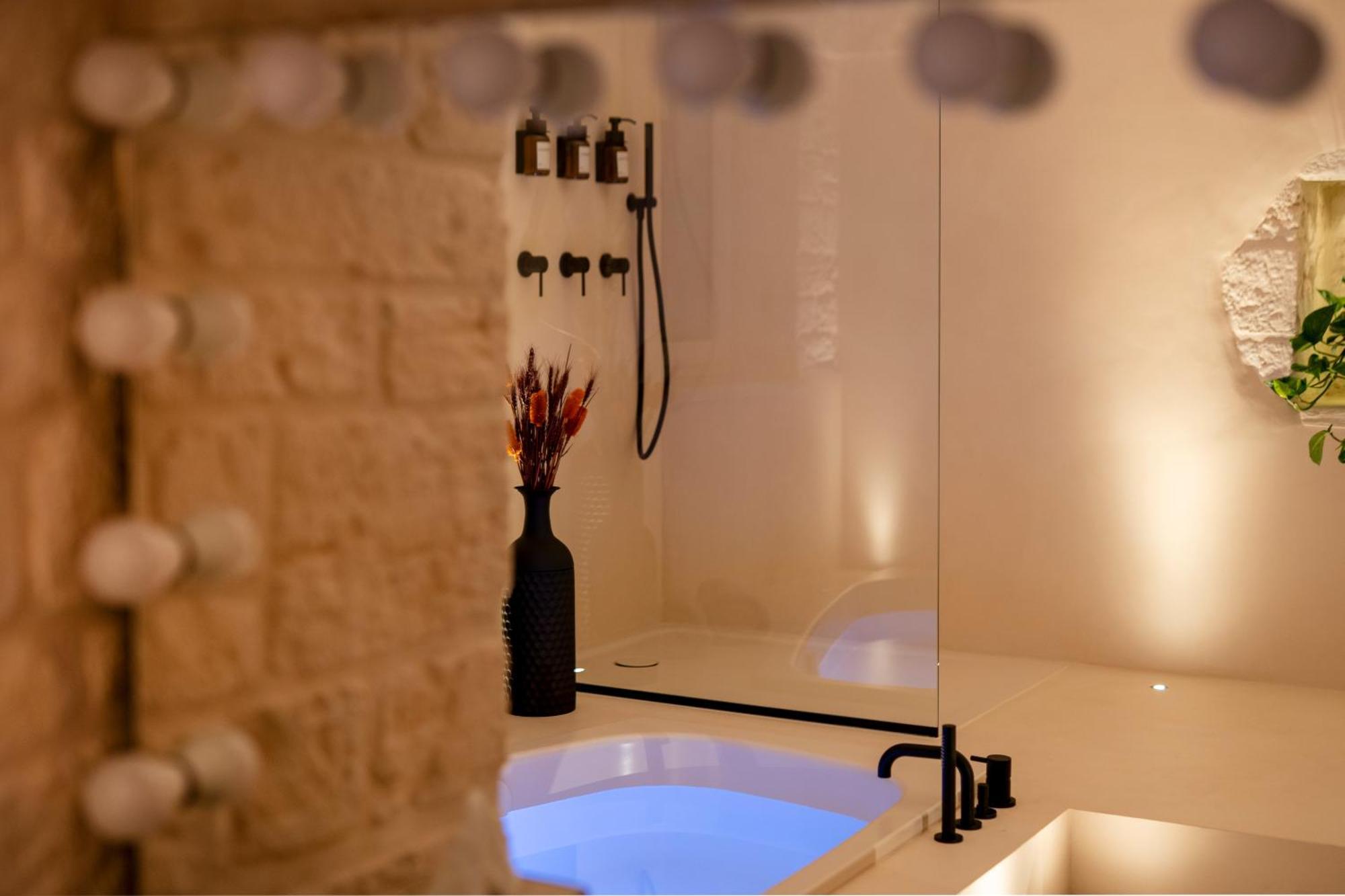 알베르벨로 Naiira Luxury Trullo - Jacuzzi And Patio 아파트 외부 사진
