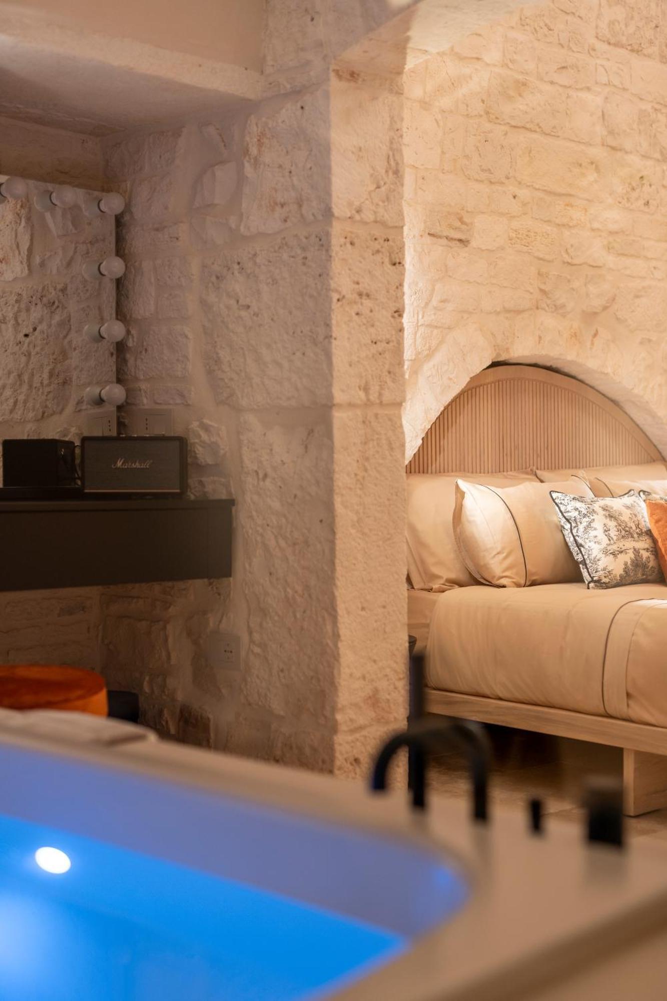 알베르벨로 Naiira Luxury Trullo - Jacuzzi And Patio 아파트 외부 사진