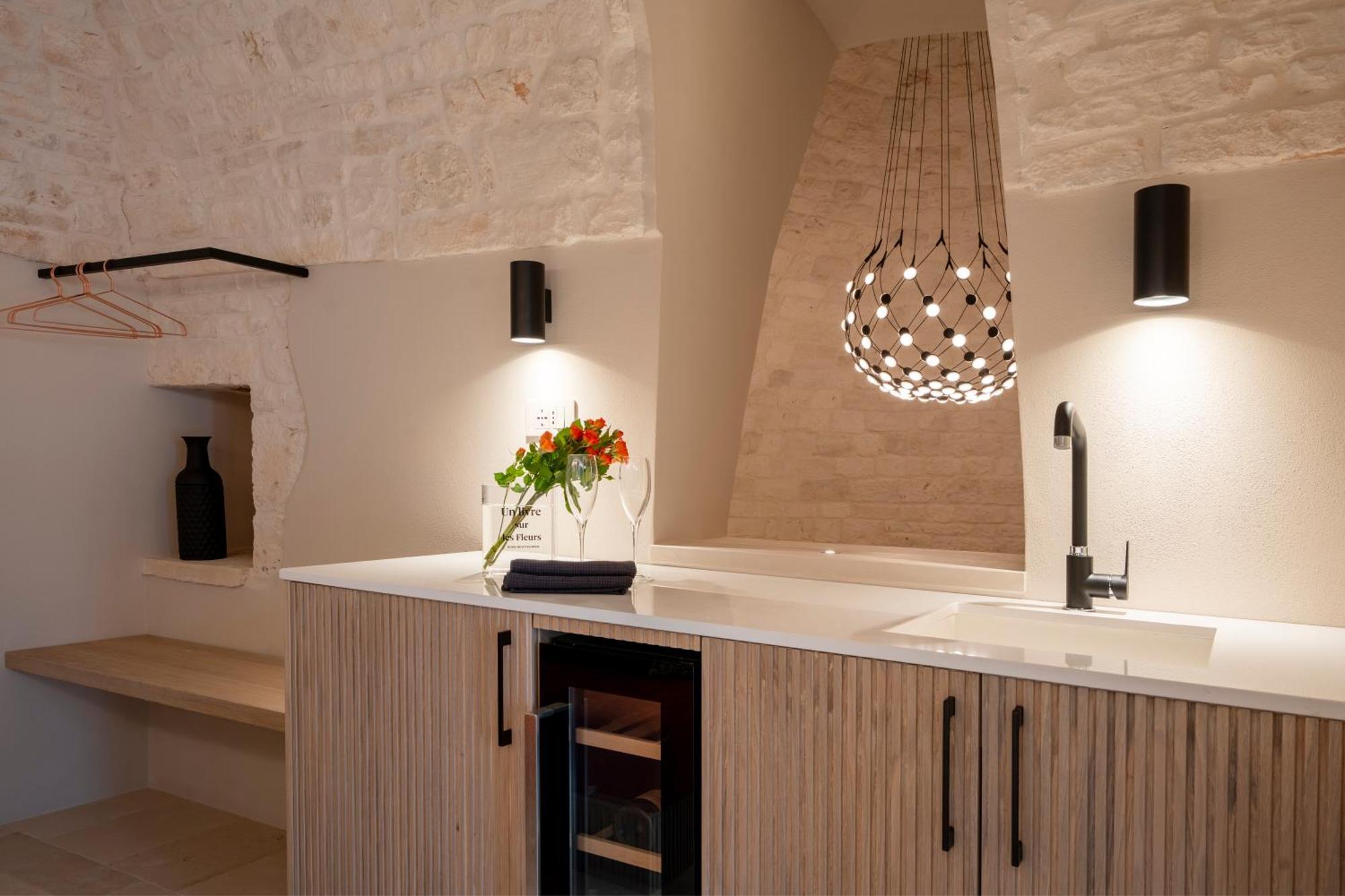 알베르벨로 Naiira Luxury Trullo - Jacuzzi And Patio 아파트 외부 사진