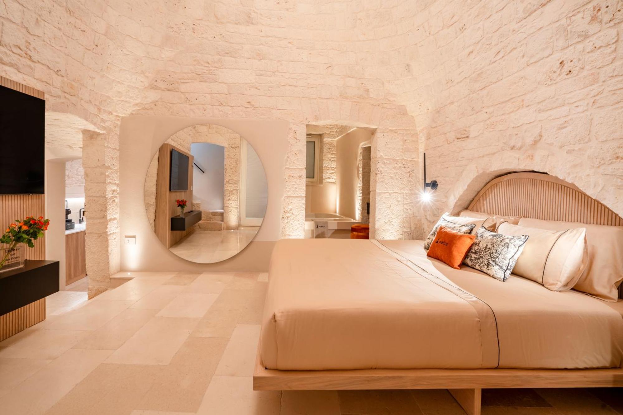 알베르벨로 Naiira Luxury Trullo - Jacuzzi And Patio 아파트 외부 사진
